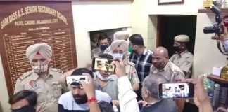 ਪਟੇਲ ਚੌਂਕ : ਮਹਿਲਾ ਟੀਚਰ ਨਾਲ ਬੰਦ ਕਮਰੇ ‘ਚ ਫੜ੍ਹਿਆ ਗਿਆ ਸਕੂਲ ਪ੍ਰਿੰਸੀਪਲ, ਵੇਖੋ ਵੀਡਿਓ