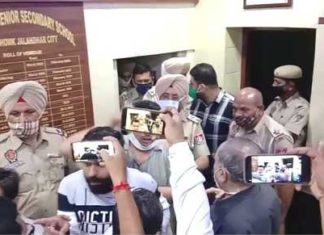 ਪਟੇਲ ਚੌਂਕ : ਮਹਿਲਾ ਟੀਚਰ ਨਾਲ ਬੰਦ ਕਮਰੇ ‘ਚ ਫੜ੍ਹਿਆ ਗਿਆ ਸਕੂਲ ਪ੍ਰਿੰਸੀਪਲ, ਵੇਖੋ ਵੀਡਿਓ