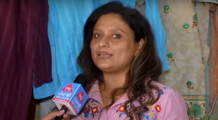 ਫਗਵਾੜੇ ਦੀ ਇਹ ਥਾਰ ਜੀਪ ਵਾਲੀ ਬੀਬੀ 13-13 ਰੁਪਏ ‘ਚ ਜ਼ਰੂਰਤਮੰਦਾਂ ਨੂੰ ਵੰਡ ਰਹੀ ਕਿਤਾਬਾਂ ਅਤੇ ਕੱਪੜੇ