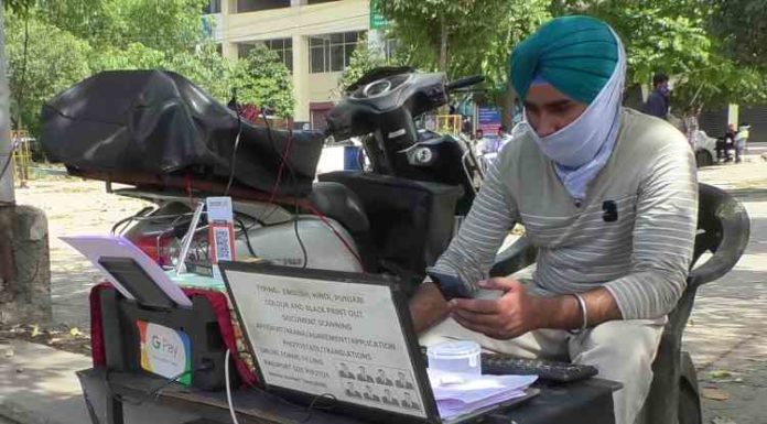 ਲੌਕਡਾਊਨ ‘ਚ ਨੌਕਰੀ ਗਈ ਤਾਂ ਨੌਜਵਾਨ ਨੇ ਐਕਟਿਵਾ ‘ਤੇ ਹੀ ਖੋਲ੍ਹ ਲਈ ਦੁਕਾਨ, ਵੇਖੋ ਵੀਡੀਓ