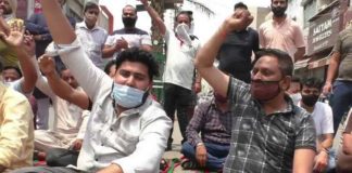 ਬਰਨਾਲਾ ਜ਼ਿਲੇ ਦੇ ਵਪਾਰੀਆਂ ਦਾ ਐਲਾਨ- ਪੰਜਾਬ ਸਰਕਾਰ ਦੇ ਲੌਕਡਾਊਨ ਨੂੰ ਨਹੀਂ ਮੰਨਦੇ, ਕੱਲ੍ਹ 9 ਵਜੇ ਤੋਂ ਦੁਪਹਿਰ 2 ਵਜੇ ਦੁਕਾਨਾਂ ਖੋਲ੍ਹਾਂਗੇ, ਪੁਲਿਸ ਨੇ ਰੋਕਿਆ ਤਾਂ ਦਿਆਂਗੇ ਜਵਾਬ