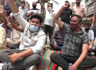 ਬਰਨਾਲਾ ਜ਼ਿਲੇ ਦੇ ਵਪਾਰੀਆਂ ਦਾ ਐਲਾਨ- ਪੰਜਾਬ ਸਰਕਾਰ ਦੇ ਲੌਕਡਾਊਨ ਨੂੰ ਨਹੀਂ ਮੰਨਦੇ, ਕੱਲ੍ਹ 9 ਵਜੇ ਤੋਂ ਦੁਪਹਿਰ 2 ਵਜੇ ਦੁਕਾਨਾਂ ਖੋਲ੍ਹਾਂਗੇ, ਪੁਲਿਸ ਨੇ ਰੋਕਿਆ ਤਾਂ ਦਿਆਂਗੇ ਜਵਾਬ