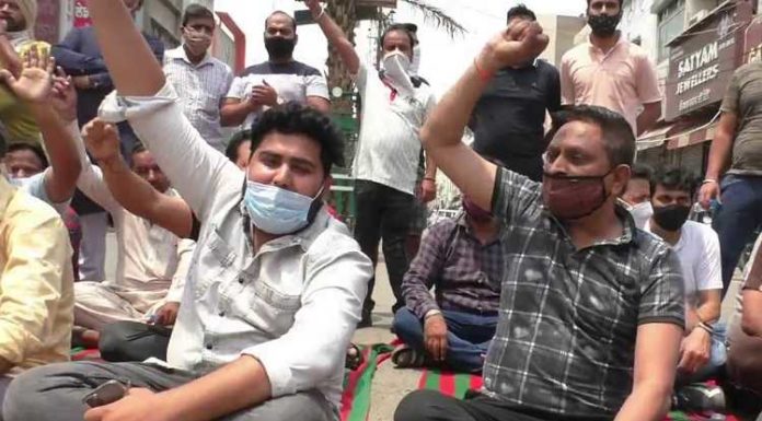 ਬਰਨਾਲਾ ਜ਼ਿਲੇ ਦੇ ਵਪਾਰੀਆਂ ਦਾ ਐਲਾਨ- ਪੰਜਾਬ ਸਰਕਾਰ ਦੇ ਲੌਕਡਾਊਨ ਨੂੰ ਨਹੀਂ ਮੰਨਦੇ, ਕੱਲ੍ਹ 9 ਵਜੇ ਤੋਂ ਦੁਪਹਿਰ 2 ਵਜੇ ਦੁਕਾਨਾਂ ਖੋਲ੍ਹਾਂਗੇ, ਪੁਲਿਸ ਨੇ ਰੋਕਿਆ ਤਾਂ ਦਿਆਂਗੇ ਜਵਾਬ