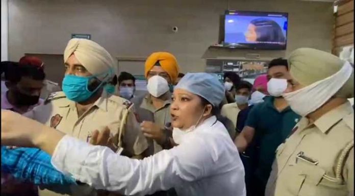 ਕੋਰੋਨਾ ਮਰੀਜ਼ ਦੀ ਮੌਤ ਤੋਂ ਬਾਅਦ ਕੇਅਰਮੈਕਸ ਹਸਪਤਾਲ ‘ਚ ਹੰਗਾਮਾ