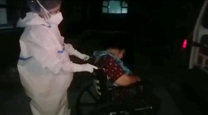 ਵ੍ਹੀਲ ਚੇਅਰ ‘ਤੇ ਬਜ਼ੁਰਗ ਔਰਤ ਦੀ ਮੌਤ, ਪਰਿਵਾਰ ਨੇ ਕਿਹਾ- ਹਸਪਤਾਲ ਨੇ ਖਾਲੀ ਆਕਸੀਜ਼ਨ ਸਿਲੰਡਰ ਲਗਾਇਆ ਸੀ