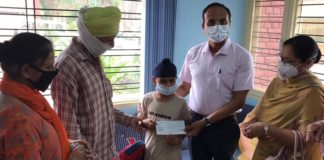 ਜੁਰਾਬਾਂ ਵੇਚਣ ਵਾਲੇ 11 ਸਾਲ ਦੇ ਵੰਸ਼ ਸਿੰਘ ਦਾ ਡੀਸੀ ਨੇ ਸਮਾਰਟ ਸਕੂਲ ‘ਚ ਕਰਵਾਇਆ ਦਾਖਲਾ, ਪਰਿਵਾਰ ਨੂੰ 2 ਲੱਖ ਰੁਪਏ ਦੀ ਮਦਦ