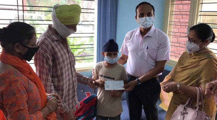 ਜੁਰਾਬਾਂ ਵੇਚਣ ਵਾਲੇ 11 ਸਾਲ ਦੇ ਵੰਸ਼ ਸਿੰਘ ਦਾ ਡੀਸੀ ਨੇ ਸਮਾਰਟ ਸਕੂਲ ‘ਚ ਕਰਵਾਇਆ ਦਾਖਲਾ, ਪਰਿਵਾਰ ਨੂੰ 2 ਲੱਖ ਰੁਪਏ ਦੀ ਮਦਦ