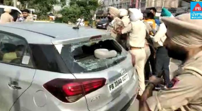 ਬਟਾਲਾ ਪਹੁੰਚੇ ਭਾਜਪਾ ਦੇ ਵਾਈਸ ਪ੍ਰਧਾਨ ਨੂੰ ਕਿਸਾਨਾਂ ਨੇ ਘੇਰਿਆ, ਕਾਰ ਦਾ ਸ਼ੀਸ਼ਾ ਤੋੜਿਆ