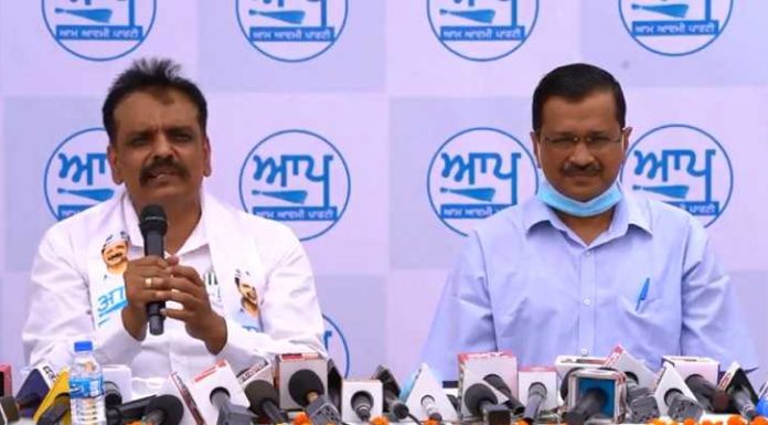 ਕੁੰਵਰ ਵਿਜੇ ਪ੍ਰਤਾਪ ਸਿੰਘ ਅਰਵਿੰਦ ਕੇਜਰੀਵਾਲ ਦੀ ਹਾਜ਼ਰੀ ‘ਚ ਆਮ ਆਦਮੀ ਪਾਰਟੀ ‘ਚ ਸ਼ਾਮਿਲ, ਕੇਜਰੀਵਾਲ ਨੇ ਕਿਹਾ- ਬਰਗਾੜੀ ਕਾਂਡ ਦੇ ਦੋਸ਼ੀਆਂ ਨੂੰ ਸਲਾਖਾ ਪਿੱਛੇ ਭੇਜਾਂਗੇ