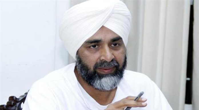 ਸਰਕਾਰੀ ਮੁਲਾਜ਼ਮਾਂ ਨੂੰ ਪੰਜਾਬ ਸਰਕਾਰ ਦਾ ਵੱਡਾ ਤੋਹਫਾ : 6ਵਾਂ ਪੇ ਕਮੀਸ਼ਨ 2016 ਤੋਂ ਲਾਗੂ, ਪਹਿਲੀ ਜੁਲਾਈ ਤੋਂ ਘੱਟੋ-ਘੱਟ ਤਨਖਾਹ 18000 ਮਹੀਨਾ ਮਿਲੇਗੀ