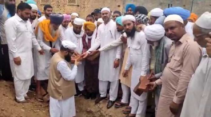ਮਸਜਿਦ ਦੇ ਨੀਂਹ ਪੱਥਰ ਦੌਰਾਨ ਖਰਾਬ ਹੋਇਆ ਮੌਸਮ, ਗੁਰੂਦੁਆਰਾ ਸਾਹਿਬ ਵਿੱਚ ਹੋਇਆ ਪ੍ਰੋਗ੍ਰਾਮ, ਪਿੰਡ ਦੀ ਹੋਰ ਰਹੀ ਸ਼ਲਾਘਾ