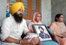 2 ਮਹੀਨੇ ਪਹਿਲਾਂ ਮਰੇ ਪੁੱਤ ਦੀਆਂ ਅਸਥੀਆਂ ਲੈ ਕੇ ਇਨਸਾਫ਼ ਲਈ ਤਰਸ ਰਹੀ ਬਜ਼ੁਰਗ ਵਿਧਵਾ ਮਾਂ
