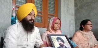 2 ਮਹੀਨੇ ਪਹਿਲਾਂ ਮਰੇ ਪੁੱਤ ਦੀਆਂ ਅਸਥੀਆਂ ਲੈ ਕੇ ਇਨਸਾਫ਼ ਲਈ ਤਰਸ ਰਹੀ ਬਜ਼ੁਰਗ ਵਿਧਵਾ ਮਾਂ