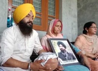 2 ਮਹੀਨੇ ਪਹਿਲਾਂ ਮਰੇ ਪੁੱਤ ਦੀਆਂ ਅਸਥੀਆਂ ਲੈ ਕੇ ਇਨਸਾਫ਼ ਲਈ ਤਰਸ ਰਹੀ ਬਜ਼ੁਰਗ ਵਿਧਵਾ ਮਾਂ