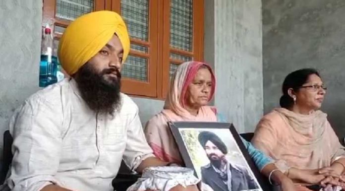 2 ਮਹੀਨੇ ਪਹਿਲਾਂ ਮਰੇ ਪੁੱਤ ਦੀਆਂ ਅਸਥੀਆਂ ਲੈ ਕੇ ਇਨਸਾਫ਼ ਲਈ ਤਰਸ ਰਹੀ ਬਜ਼ੁਰਗ ਵਿਧਵਾ ਮਾਂ