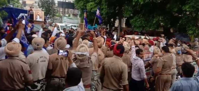 ਭੀਮ ਆਰਮੀ ਨੇ ਸੰਸਦ ਮੈਂਬਰ ਚੌਧਰੀ ਦੇ ਘਰ ਦੇ ਬਾਹਰ ਕੀਤਾ ਪ੍ਰਦਰਸ਼ਨ, ਬੈਰੀਕੇਡ ਤੋੜੇ