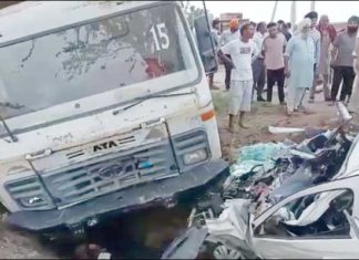 ਡੇਰਾ ਬਾਬਾ ਨਾਨਕ ਰੋਡ ‘ਤੇ ਤੇਜ਼ ਰਫ਼ਤਾਰ ਟਿੱਪਰ ਅਤੇ ਕਾਰ ਦੀ ਆਹਮੋ-ਸਾਹਮਣੇ ਟੱਕਰ, ਕਾਰ ਸਵਾਰ 4 ਦੀ ਮੌਤ, 3 ਸਾਲਾ ਬੱਚੀ ਗ਼ੰਭੀਰ ਜ਼ਖਮੀ