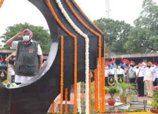 ਕੈਪਟਨ ਵੱਲੋਂ ਕਾਰਗਿਲ ਜੰਗ ਦੇ ਸ਼ਹੀਦਾਂ ਨੂੰ ਸ਼ਰਧਾਂਜਲੀ, ਨੌਜਵਾਨਾਂ ਨੂੰ ਹਥਿਆਰਬੰਦ ਸੈਨਾਵਾਂ ‘ਚ ਸ਼ਾਮਿਲ ਹੋਣ ਦਾ ਸੱਦਾ