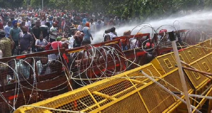 ਮੁੱਖ ਮੰਤਰੀ ਦੀ ਰਿਹਾਇਸ਼ ਘੇਰਨ ਜਾ ਰਹੇ ਅਧਿਆਪਕਾਂ ‘ਤੇ ਲਾਠੀਚਾਰਜ, ਪਾਣੀ ਦੀਆਂ ਵਾਛੜਾਂ ਅਤੇ ਹੰਝੂ ਗੈਸ ਦੇ ਗੋਲੇ ਛੱਡੇ