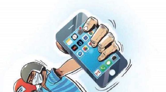 ਕਿਸ਼ਤਾਂ ‘ਤੇ ਲਿਆ ਮੋਬਾਇਲ, ਡੀ. ਸੀ. ਦਫ਼ਤਰ ਦੇ ਸਾਹਮਣੇ ਲੁਟੇਰਿਆਂ ਨੇ ਖੋਹਿਆ