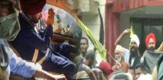 ਖਟਕੜ ਕਲਾਂ ਪਹੁੰਚੇ ਨਵਜੋਤ ਸਿੱਧੂ ਦਾ ਕਿਸਾਨਾਂ ਨੇ ਕੀਤਾ ਜ਼ਬਰਦਸਤ ਵਿਰੋਧ, ਬੈਰੀਕੇਡ ਤੋੜ ਕੇ ਮੁੱਖ ਮਾਰਗ ‘ਤੇ ਲਾਇਆ ਧਰਨਾ
