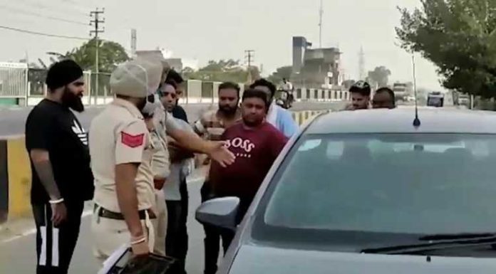 ਟ੍ਰੈਵਲ ਏਜੰਟ ਵਿਦੇਸ਼ ਨਾ ਭੇਜ ਸਕਿਆ ਤਾਂ ਵਾਪਸ ਲਿਆਂਦੇ 4 ਲੱਖ ਰੁਪਏ ਕਾਰ ਦਾ ਸ਼ੀਸ਼ਾ ਤੋੜ ਕੇ ਲੈ ਗਏ ਲੁਟੇਰੇ