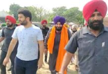 ਕਿਸਾਨਾਂ ਨੂੰ ਚਕਮਾ ਦੇ ਕੇ ਵਿਧਾਇਕ ਭੁੱਲਰ ਦੇ ਪਿੰਡ ਮਖਮੂਦਪੁਰਾ ਪੁੱਜੇ ਨਵਜੋਤ ਸਿੱਧੂ