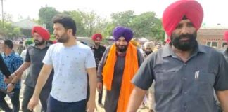 ਕਿਸਾਨਾਂ ਨੂੰ ਚਕਮਾ ਦੇ ਕੇ ਵਿਧਾਇਕ ਭੁੱਲਰ ਦੇ ਪਿੰਡ ਮਖਮੂਦਪੁਰਾ ਪੁੱਜੇ ਨਵਜੋਤ ਸਿੱਧੂ