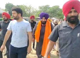 ਕਿਸਾਨਾਂ ਨੂੰ ਚਕਮਾ ਦੇ ਕੇ ਵਿਧਾਇਕ ਭੁੱਲਰ ਦੇ ਪਿੰਡ ਮਖਮੂਦਪੁਰਾ ਪੁੱਜੇ ਨਵਜੋਤ ਸਿੱਧੂ