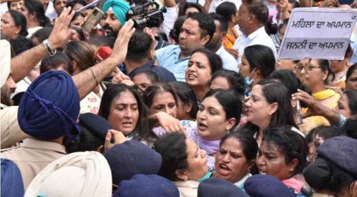 ਭਾਜਪਾ ਦਾ ਦਫ਼ਤਰ ਘੇਰਨ ਜਾ ਰਹੀਆਂ ਆਮ ਆਦਮੀ ਪਾਰਟੀ ਦੀਆਂ ਮਹਿਲਾ ਵਰਕਰਾਂ ‘ਤੇ ਲਾਠੀਚਾਰਜ, ਅਨਮੋਲ ਗਗਨ ਸਣੇ ਕਈ ਆਗੂ ਜ਼ਖਮੀ, ਹਸਪਤਾਲ ਦਾਖਲ