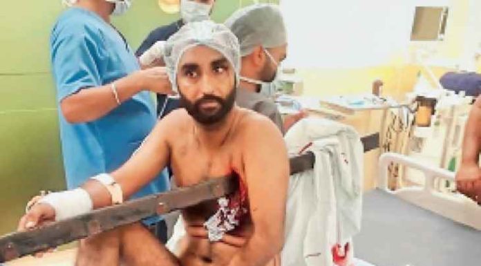 Bathinda : ਨੌਜਵਾਨ ਦੀ ਛਾਤੀ ਦੇ ਆਰ-ਪਾਰ ਹੋਇਆ 6 ਫੁੱਟ ਲੰਬਾ ਲੋਹੇ ਦਾ ਐਂਗਲ, 5 ਘੰਟਿਆਂ ਦੇ ਆਪ੍ਰੇਸ਼ਨ ਤੋਂ ਬਾਅਦ ਡਾਕਟਰਾਂ ਨੇ ਮੌਤ ਦੇ ਮੂੰਹ ‘ਚੋਂ ਕੱਢਿਆ