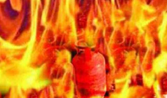 ਖਾਣਾ ਬਣਾਉਂਦੇ ਸਮੇਂ ਸਿਲੰਡਰ ਨੂੰ ਲੱਗੀ ਅੱਗ, ਹੇਠਾਂ ਸੁੱਟਦੇ ਹੀ ਹੋਇਆ ਜ਼ੋਰਦਾਰ ਧਮਾਕਾ