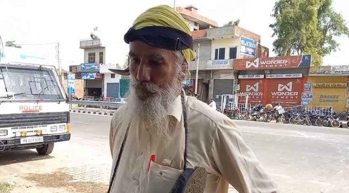 ਛਿੱਤਰਾਂ ਦਾ ਹਾਰ ਪਾ ਕੇ ਮਨਾਇਆ ਅਜ਼ਾਦੀ ਦਿਹਾੜਾ, ਕਿਹਾ- ਕਿਸੇ ਨੇ ਮੈਨੂੰ ਵਾਤਾਵਰਨ ਬਚਾਉਣ ਲਈ ਪੌਦੇ ਨਹੀਂ ਦਿੱਤੇ, MLA ਦੇ ਗਲ਼ ਵਿੱਚ ਵੀ ਪਾਵਾਂਗਾ ਇਹੀ ਹਾਰ