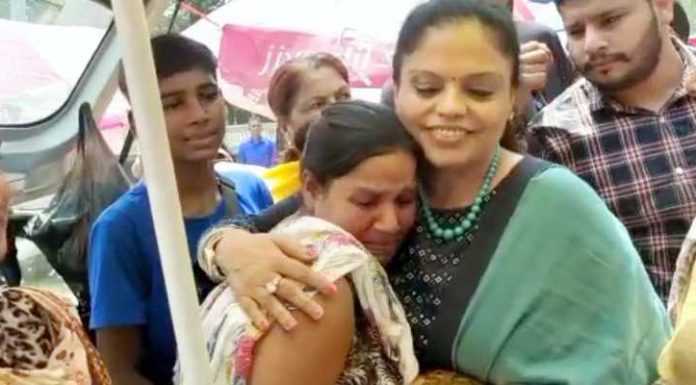 ਪਰਿਵਾਰ ਪਾਲਣ ਲਈ ਕੜੀ-ਚਾਵਲ ਵੇਚਣ ਵਾਲੀ ਗਰਭਵਤੀ ਔਰਤ ਨੂੰ ਮਿਲਣ ਪਹੁੰਚੇ ਮਨੀਸ਼ਾ ਗੁਲਾਟੀ, ਸਰਕਾਰ ਕਰੇਗੀ ਆਰਥਿਕ ਮਦਦ