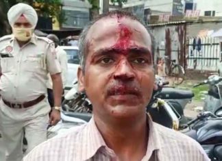 ਜਲੰਧਰ ‘ਚ ਪੁਲਿਸ ਮੁਲਾਜ਼ਮ ਦੀ ਗੁੰਡਾਗਰਦੀ, ਜਬਰਨ ਕੋਰੋਨਾ ਟੀਕਾ ਲਗਾਉਣ ਲਈ ਮਜ਼ਦੂਰ ਨੂੰ ਸੜਕ ‘ਤੇ ਘਸੀਟਿਆ