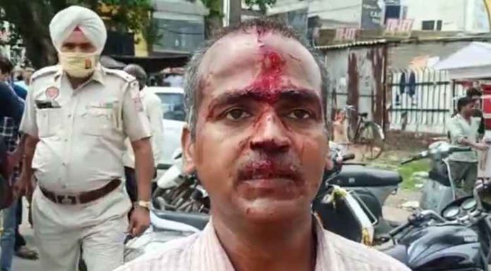 ਜਲੰਧਰ ‘ਚ ਪੁਲਿਸ ਮੁਲਾਜ਼ਮ ਦੀ ਗੁੰਡਾਗਰਦੀ, ਜਬਰਨ ਕੋਰੋਨਾ ਟੀਕਾ ਲਗਾਉਣ ਲਈ ਮਜ਼ਦੂਰ ਨੂੰ ਸੜਕ ‘ਤੇ ਘਸੀਟਿਆ