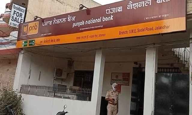 ਬੈਂਕ ‘ਚ ਪੈਸੇ ਜਮ੍ਹਾ ਕਰਵਾਉਣ ਆਏ ਨੌਜਵਾਨ ਨੂੰ ਲੁਟੇਰਿਆਂ ਨੇ ਲੁੱਟਿਆ, CCTV ‘ਚ ਕੈਦ