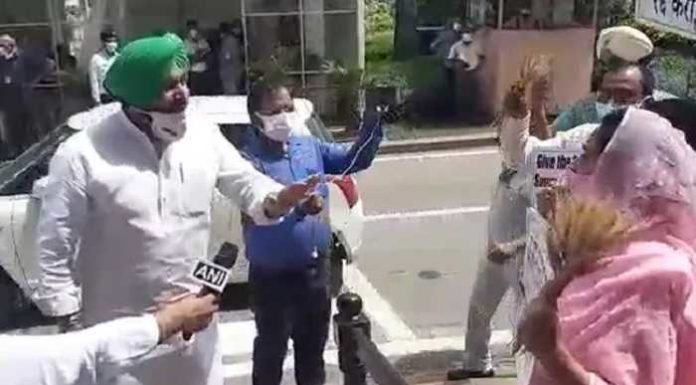 ਸੰਸਦ ਦੇ ਬਾਹਰ ਖੇਤੀ ਬਿੱਲਾਂ ‘ਤੇ ਹਰਸਿਮਰਤ ਬਾਦਲ ਅਤੇ ਰਵਨੀਤ ਬਿੱਟੂ ਵਿਚਾਲੇ ਤਿੱਖੀ ਬਹਿਸ