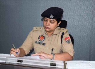 ਹੁਣ ਪੁਲਿਸ ਮਹਿਕਮੇ ‘ਚ ਨਹੀਂ ਚੱਲੇਗਾ Hair Style, ਮਹਿਲਾ ਪੁਲਿਸ ਮੁਲਾਜ਼ਮਾਂ ਲਈ ਹੁਸ਼ਿਆਰਪੁਰ ਦੀ SSP ਦਾ ਫਰਮਾਨ- ‘ਸਿੰਪਲ ਹੇਅਰ ਸਟਾਈਲ ਬਣਾ ਕੇ ਆਓ, ਨਹੀਂ ਤਾਂ ਹੋਵੇਗੀ ਕਾਰਵਾਈ