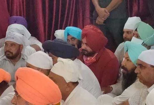 ਜਲੰਧਰ : ਸੂਬਾ ਕਾਂਗਰਸ ਪ੍ਰਧਾਨ ਬਣਨ ਤੋਂ ਬਾਅਦ ਅੱਜ ਪਹਿਲੀ ਵਾਰ ਡੇਰਾ ਸੱਚਖੰਡ ਬੱਲਾਂ ਵਿਖੇ ਨਤਮਸਤਕ ਹੋਏ ਨਵਜੋਤ ਸਿੱਧੂ