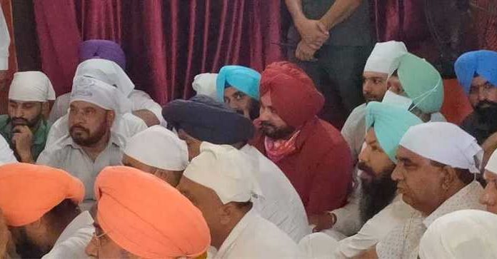 ਜਲੰਧਰ : ਸੂਬਾ ਕਾਂਗਰਸ ਪ੍ਰਧਾਨ ਬਣਨ ਤੋਂ ਬਾਅਦ ਅੱਜ ਪਹਿਲੀ ਵਾਰ ਡੇਰਾ ਸੱਚਖੰਡ ਬੱਲਾਂ ਵਿਖੇ ਨਤਮਸਤਕ ਹੋਏ ਨਵਜੋਤ ਸਿੱਧੂ