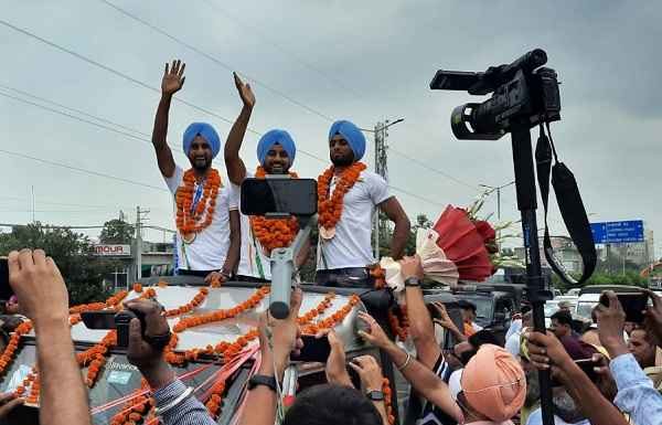 ਪੰਜਾਬ ਪੁੱਜਣ ‘ਤੇ ਹਾਕੀ ਖਿਡਾਰੀਆਂ ਦਾ ਥਾਂ-ਥਾਂ ਹੋ ਰਿਹਾ ਭਰਵਾਂ ਸਵਾਗਤ, ਜਲੰਧਰ ਤੇ ਗੁਰਦਾਸਪੁਰ ‘ਚ ਜਸ਼ਨ, ਵੇਖੋ Video…