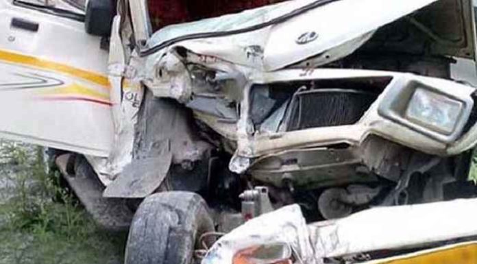 ਅੰਮ੍ਰਿਤਸਰ : ਸਕੂਲ ਵੈਨ ਤੇ ਕਾਰ ਦੀ ਭਿਆਨਕ ਟੱਕਰ ‘ਚ ਲੜਕੇ-ਲੜਕੀ ਦੀ ਮੌਤ