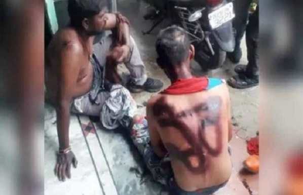 21ਵੀਂ ਸਦੀ ‘ਚ ਹੈਵਾਨੀਅਤ : ਰਾਜਮਾਂਹ ਚੋਰੀ ਦੇ ਆਰੋਪ ‘ਚ ਨੌਜਵਾਨਾਂ ਦੀ ਬੇਰਹਿਮੀ ਨਾਲ ਕੁੱਟਮਾਰ, ਵਾਲ ਕੱਟੇ, ਨੰਗੇ ਕਰਕੇ ਪਿੱਠ ‘ਤੇ ਲਿਖ ਦਿੱਤਾ ‘ਚੋਰ’