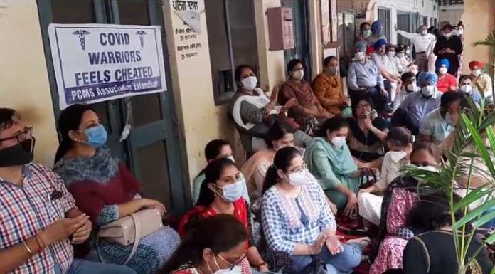 ਪੂਰੇ ਪੰਜਾਬ ‘ਚ ਹੜਤਾਲੀ ਸਰਕਾਰੀ ਡਾਕਟਰਾਂ ਨੇ ਸਿਵਲ ਸਰਜਨ ਦਫਤਰਾਂ ‘ਤੇ ਜੜੇ ਤਾਲੇ, ਮੰਗਾਂ ਨੂੰ ਲੈ ਕੇ ਸਰਕਾਰ ਖਿਲਾਫ਼ ਨਾਅਰੇਬਾਜ਼ੀ