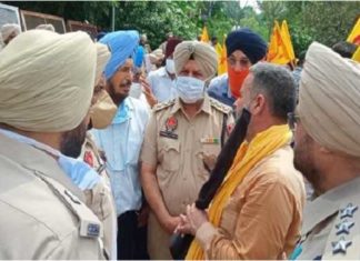 ਜਲੰਧਰ ‘ਚ ਸਥਿਤੀ ਤਨਾਅਪੂਰਨ, BJP ਨੇਤਾਵਾਂ ਦੀ ਮੀਟਿੰਗ ਦਾ ਵਿਰੋਧ ਕਰਨ ਪਹੁੰਚੇ ਕਿਸਾਨ
