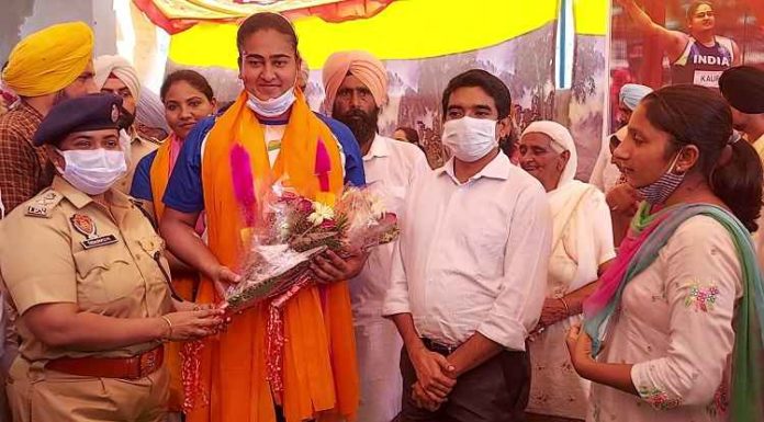 ਓਲੰਪਿਕ ‘ਚ ਸ਼ਾਨਦਾਰ ਪ੍ਰਦਰਸ਼ਨ ਕਰਨ ਤੋਂ ਬਾਅਦ ਪਿੰਡ ਪਰਤਣ ‘ਤੇ ਕਮਲਪ੍ਰੀਤ ਕੌਰ ਦਾ ਨਿੱਘਾ ਸਵਾਗਤ, ਵੇਖੋ ਤਸਵੀਰਾਂ
