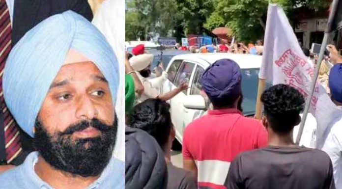 Breaking : ਸ਼੍ਰੀ ਹਰਗੋਬਿੰਦਪੁਰ ‘ਚ ਅਕਾਲੀ ਲੀਡਰ ਬਿਕਰਮ ਮਜੀਠੀਆ ਨੂੰ ਕਿਸਾਨਾਂ ਨੇ ਵਿਖਾਈਆਂ ਕਾਲੀਆਂ ਝੰਡੀਆਂ, ਨਾਅਰੇਬਾਜੀ