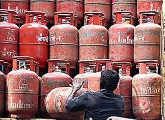 ਮਹਿੰਗਾਈ ਤੋਂ ਪ੍ਰੇਸ਼ਾਨ ਲੋਕਾਂ ਨੂੰ ਇੱਕ ਹੋਰ ਝਟਕਾ ਘਰੇਲੂ ਐਲਪੀਜੀ ਗੈਸ ਦੇ ਵਧੇ ਰੇਟ, ਪੜ੍ਹੋ ਹੁਣ ਕਿੰਨੇ ਰੁਪਏ ‘ਚ ਮਿਲੇਗਾ ਗੈਸ ਸਿਲੰਡਰ