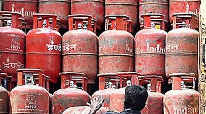 ਮਹਿੰਗਾਈ ਤੋਂ ਪ੍ਰੇਸ਼ਾਨ ਲੋਕਾਂ ਨੂੰ ਇੱਕ ਹੋਰ ਝਟਕਾ ਘਰੇਲੂ ਐਲਪੀਜੀ ਗੈਸ ਦੇ ਵਧੇ ਰੇਟ, ਪੜ੍ਹੋ ਹੁਣ ਕਿੰਨੇ ਰੁਪਏ ‘ਚ ਮਿਲੇਗਾ ਗੈਸ ਸਿਲੰਡਰ